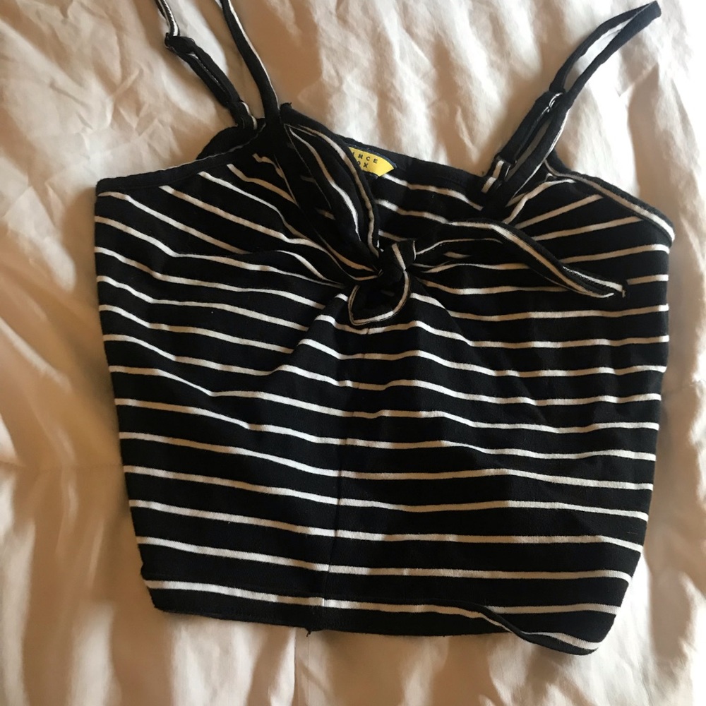 black and white keyhole crop top - Picture 2 of 4